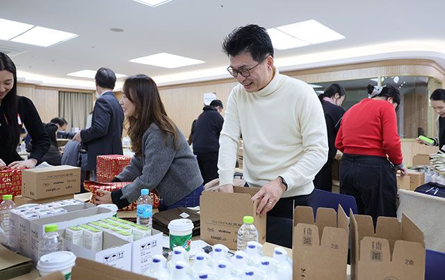 닥터지 임직원들이 화상경험자를 위한 손편지를 작성하고, 보습 로션·인텐스 크림·선케어 등 화장품을 담은 ‘피부 건강 회복 응원 키트’를 포장하고 있다./사진=닥터지
