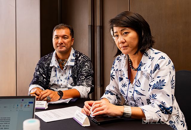 (좌)히로누이 존스턴(Hironui Johnston) 국제운영총괄(COO), (우)바이헤레 리쌍(Vaihere Lissant) 타히티 관광청장