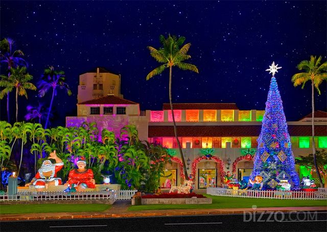 호놀룰루 시청(Honolulu Hale) 앞을 환하게 밝힌 호놀룰루 시티 라이트의 크리스마스 트리와 ‘샤카 산타’ 조형물.(사진 제공=하와이 관광청 한국사무소)