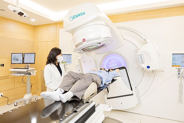 중앙대병원 방사선종양학과 김동연 교수가 방사선 암 치료를 하고 있다. /사진 제공=중앙대학교병원
