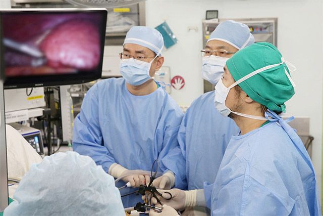 서울아산병원 간이식·간담도외과 김기훈(오른쪽 첫 번째) 교수팀이 순수 복강경 기증자 우엽 간절제술을 시행하고 있다. /사진 제공=서울아산병원