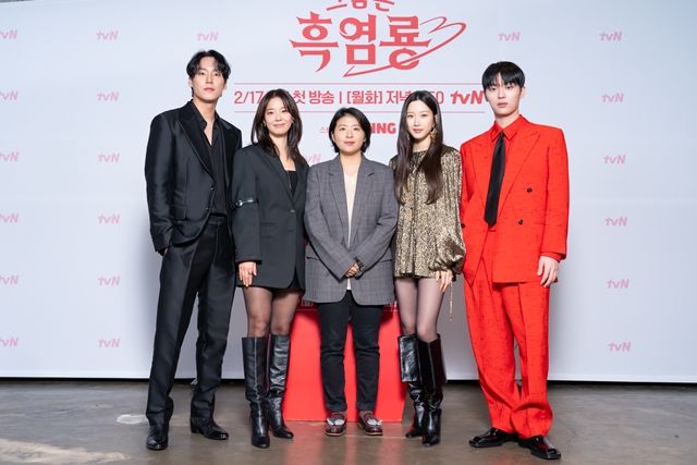 [종합] "누구나 마음속에 '흑염룡'이 있다"…문가영·최현욱의 '봉인해제 로맨스'