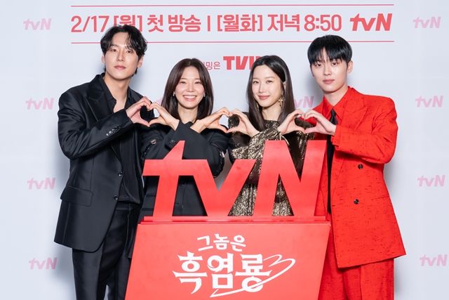 [종합] "누구나 마음속에 '흑염룡'이 있다"…문가영·최현욱의 '봉인해제 로맨스'