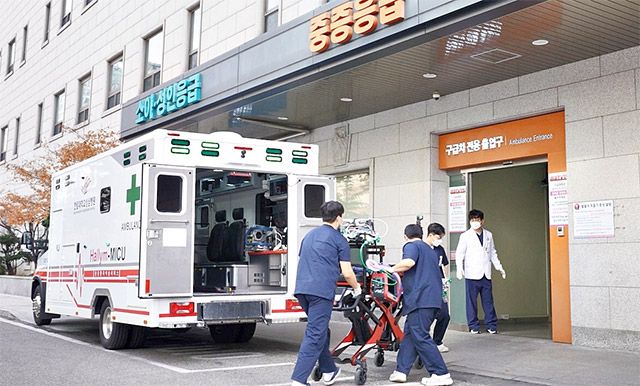 전담팀이 Mobile ICU를 이용해 중증환자를 이송하고 있다. /사진 제공=한림대학교성심병원