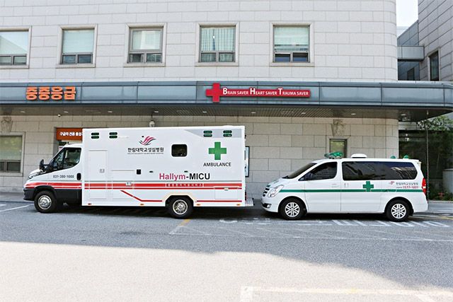 Mobile ICU와 일반 구급차 /사진 제공=한림대학교성심병원