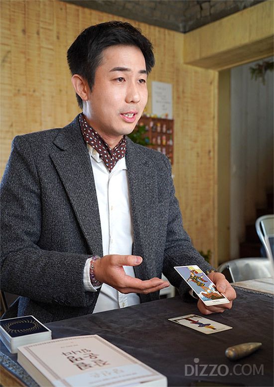 본인을 표현하는 카드로 '12번 행맨'을 골라 설명 중인 타로마스터 정회도