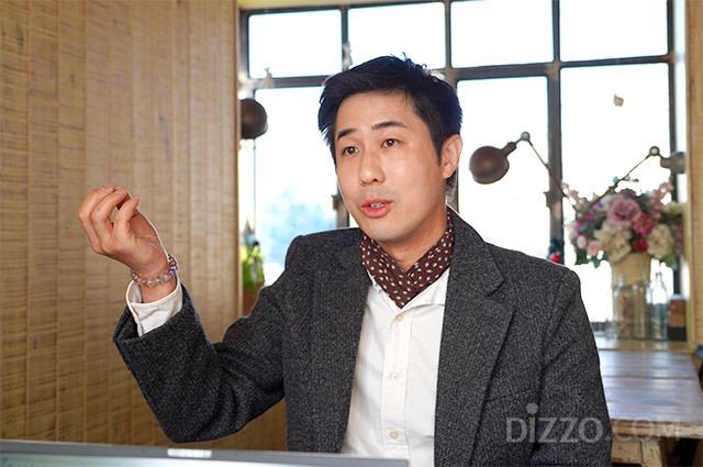 인터뷰하고 있는 타로마스터 정회도