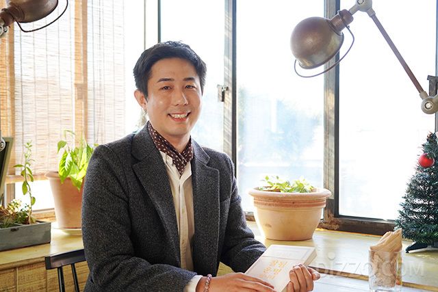 저서 '잘될 운명입니다'를 들고 포즈를 취한 타로마스터 정회도 /사진=김정아 기자