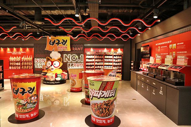 K라면 체험매장 ‘너구리의 라면가게’ 동대문점 내부 전경./사진=농심