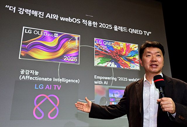 백선필 TV상품기획담당 상무는 2025년형 올레드·QNED TV 제품의 기능을 설명하고 있다./사진=LG전자
