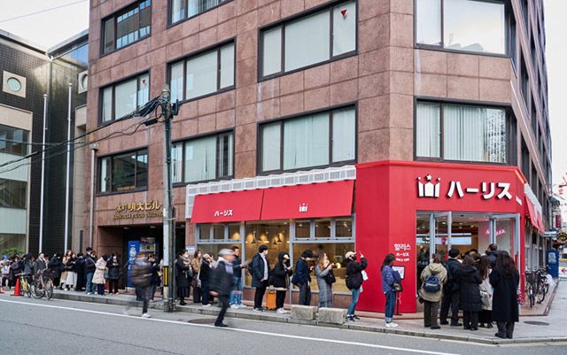 할리스 일본 오사카&nbsp;‘혼마치점’&nbsp;오픈 당일에 고객들이 방문을 위해 줄을 서고 있다./사진=할리스