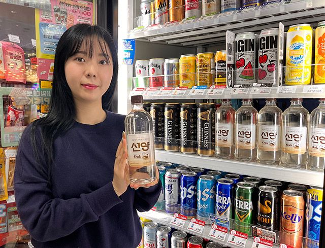 GS25는 지난 2월 27일 선보인 ‘선양오크소주’가 출시 약 한 달 만에 누적 판매량 80만 병을 돌파했다./사진=GS리테일