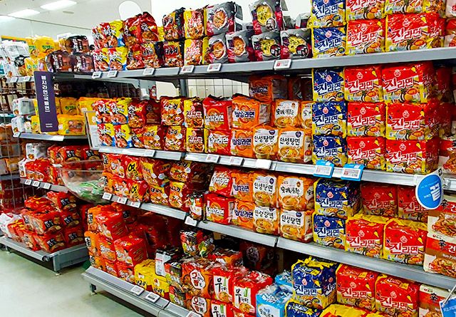 서울 시내의 대형 마트에 진열된 라면 제품들./사진=디조닷컴