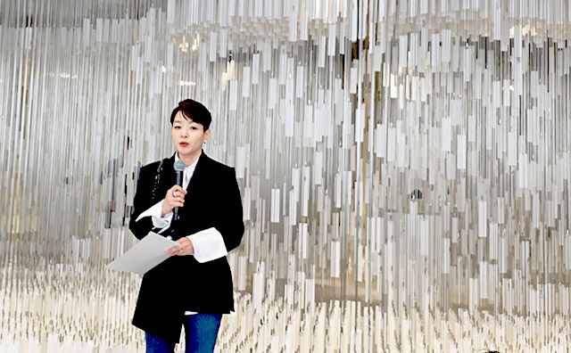 조수현 푸치코리아 지사장은 바이레도 Page Blanche 서울 팝업 전시회 개최에 대해 설명하고 있다./사진=김경희