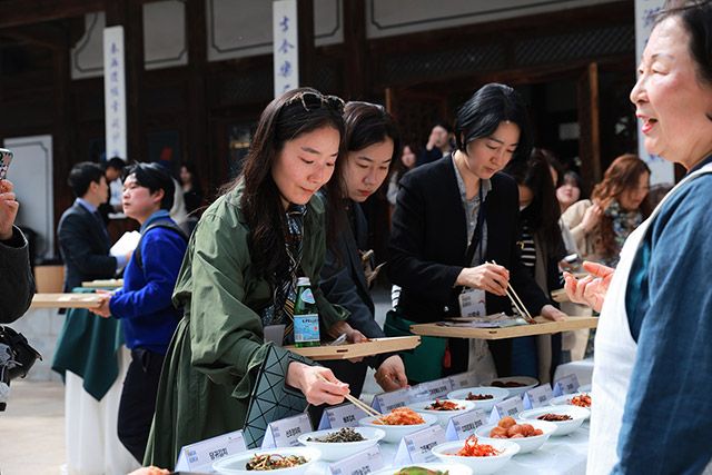 25일, 서울에서 열린 ‘2025 아시아 50 베스트 레스토랑’을 기념하여 개최한 한식 홍보 행사장에서 한식 마켓이 열렸다./사진=한식진흥원