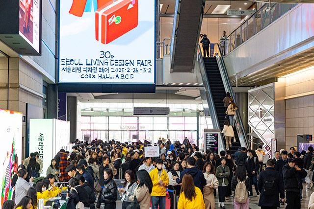 2025 서울리빙디자인페어 전시장에 입장하기 위해 줄을 서고 있다./사진=서울리빙디자인페어
