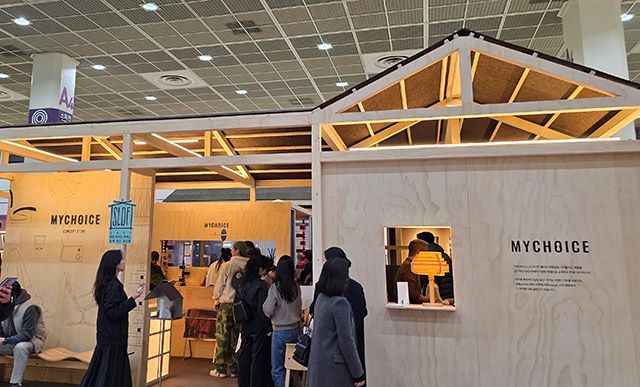 전시장에 방문한 고객들이 부스 내부를 구경하고 있다./사진=김경희