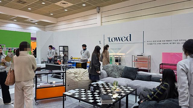 전시장에 방문한 고객들이 직접 체험하며 구경하고 있다./사진=김경희