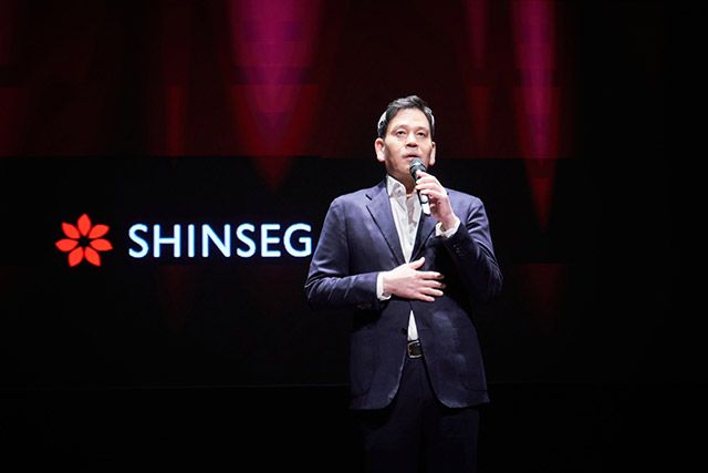 정용진 신세계그룹 회장이 '신세계 남산'에서 열린 신입사원 수료식에 참석해 질의 응답을 하고 있다./사진=신세계그룹