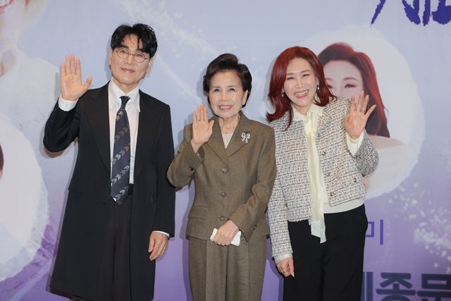 [종합] "여한이 없는 행복한 가수"…이미자, 66년 가수 활동 마무리 짓는 '맥을 이음'