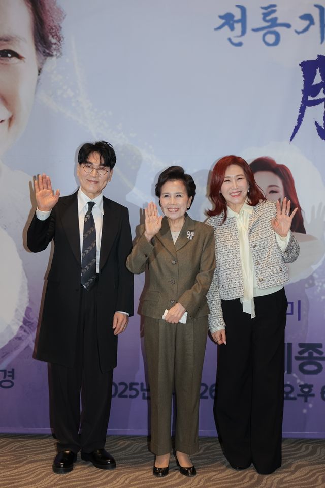 [종합] "여한이 없는 행복한 가수"…이미자, 66년 가수 활동 마무리 짓는 '맥을 이음'