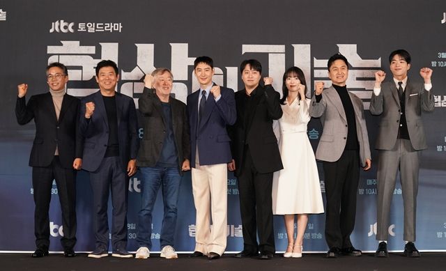 [종합] "새로운 모습에 대한 욕심, 용기 내서 시도"…이제훈이 보여줄 진짜 '협상의 기술'