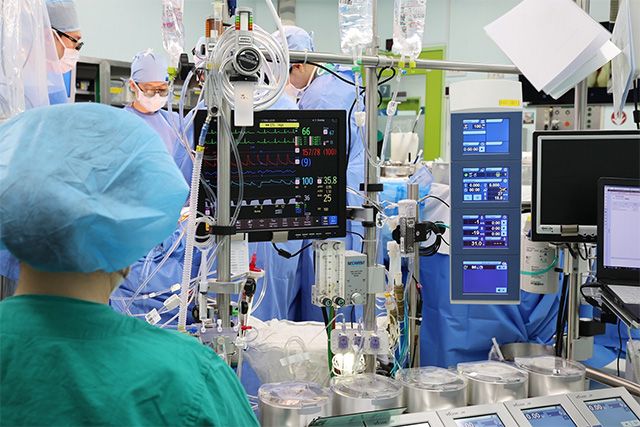 서울아산병원 마취통증의학과 의료진이 수술 중 환자의 생체신호를 모니터링 하고있다. /사진 제공=서울아산병원