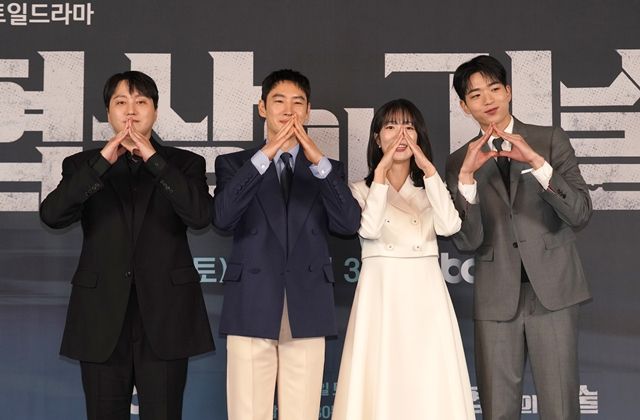 [종합] "새로운 모습에 대한 욕심, 용기 내서 시도"…이제훈이 보여줄 진짜 '협상의 기술'