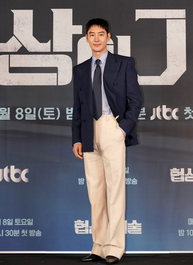 [종합] "새로운 모습에 대한 욕심, 용기 내서 시도"…이제훈이 보여줄 진짜 '협상의 기술'