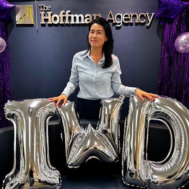 세계 여성의 날을 맞아 사내 이벤트 행사에서 포즈를 취한 권 지사장 /사진 제공=호프만에이전시