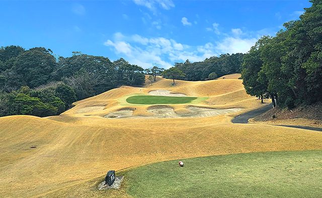 16번홀 그린을 둘러싼 벙커가 인상적이다.