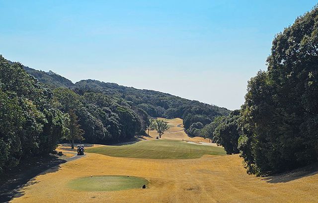 7번홀 파5. 평탄한 티샷 후 세컨드 또는 서드샷 지점과 그린까지 급경사로 인해 재미있는 코스이다.