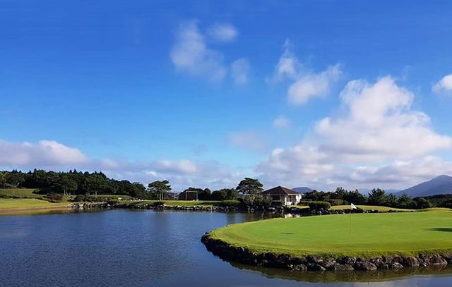 13번 파3홀로 해저드를 넘기는 홀이다. 전장이 길지 않아 버디에 도전해 볼 만하다.