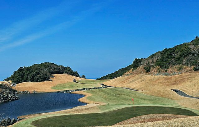 1번홀 그린 뒤에서 티박스 쪽으로 바라본 전경.