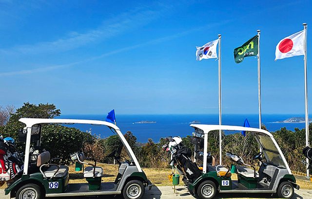 노모자키GC에서 멀리 보이는 3개 섬 중 중앙 왼쪽으로 첫 번째 보이는 섬이 군함도이다.