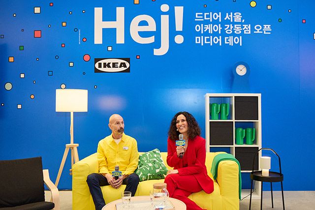 4월 11일 서울 강동구 이케아 강동점에서 열린 미디어데이에서 매그너스 노르베리 이케아 강동점 점장(왼쪽)과 이사벨 푸치 이케아 코리아 대표 겸 최고지속가능성책임자(오른쪽)가 기자들의 질문에 답하고 있다. /사진=이케아