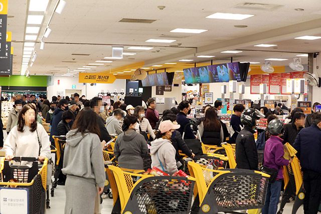고객들이 이마트 용산점에 랜더스 쇼핑페스타를 맞아 계산을 위해 길게 늘어서 있다./사진=신세계