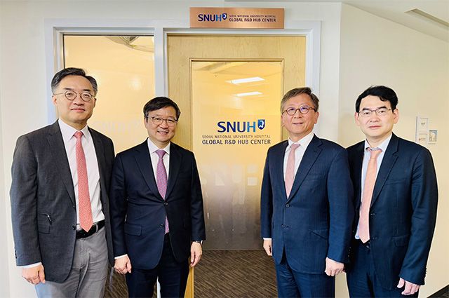 왼쪽부터) 서울대병원 조영민 기획조정실장, 김영태 병원장, 김용진 의생명연구원장, 박도중 대외협력실장 /사진 제공=서울대병원