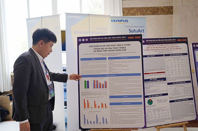 VGEC에서 후에중앙병원 내시경 센터장 히엔이 포스터를 설명하고 있다. /사진 제공=웨이센