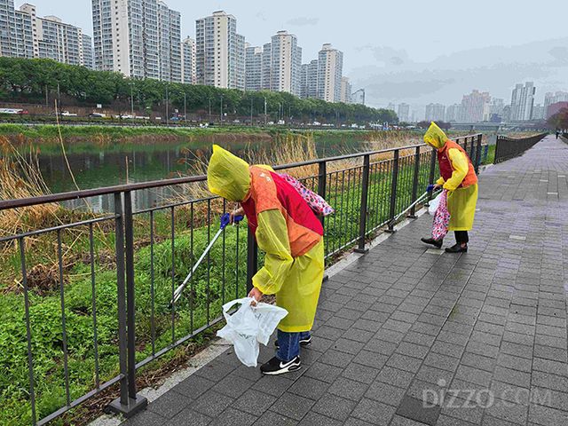 워커힐 구성원들이 ‘광진과 함께 걷는 지구애(愛)’ 행사에 참여하며 녹색 생활 실천에 몸소 나섰다.(사진제공=워커힐)