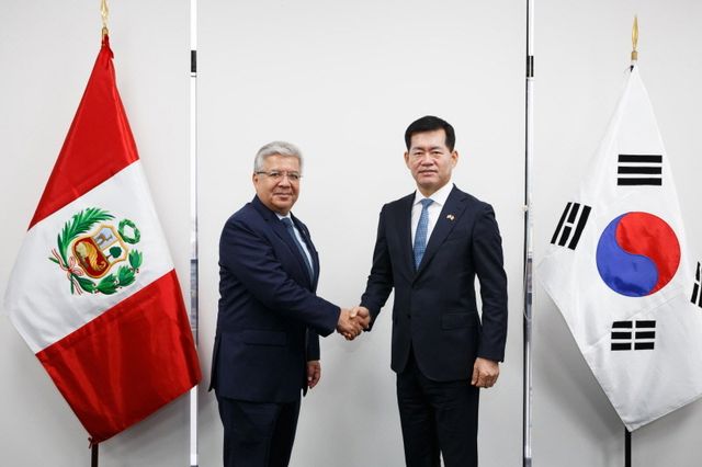 2024년 11월 16일, 페루 국방부에서 기념촬영한 석종건 방사청장과 발테르 아스뚜디요(Walter Astudillo) 페루 국방장관 / 사진 제공=방사청