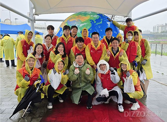 김경호 광진구청장(맨 앞줄 가운데)과 워커힐 구성원을 비롯한 약 150명의 참가자들이 참여한 ‘광진과 함께 걷는 지구애(愛)’ 행사가 성료 됐다,(사진제공=워커힐)