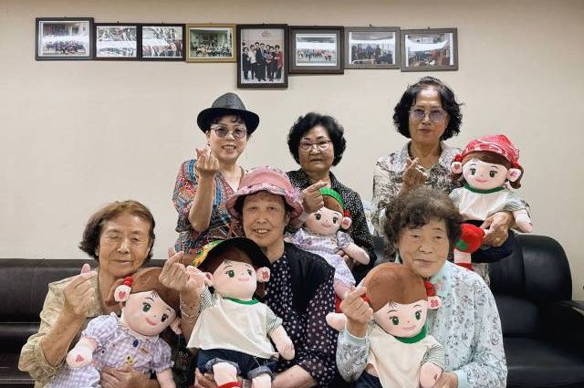 AI 반려로봇 효돌을 일상 속에서 자연스럽게 받아들이고 있는 사용자들 /사진 제공=㈜효돌