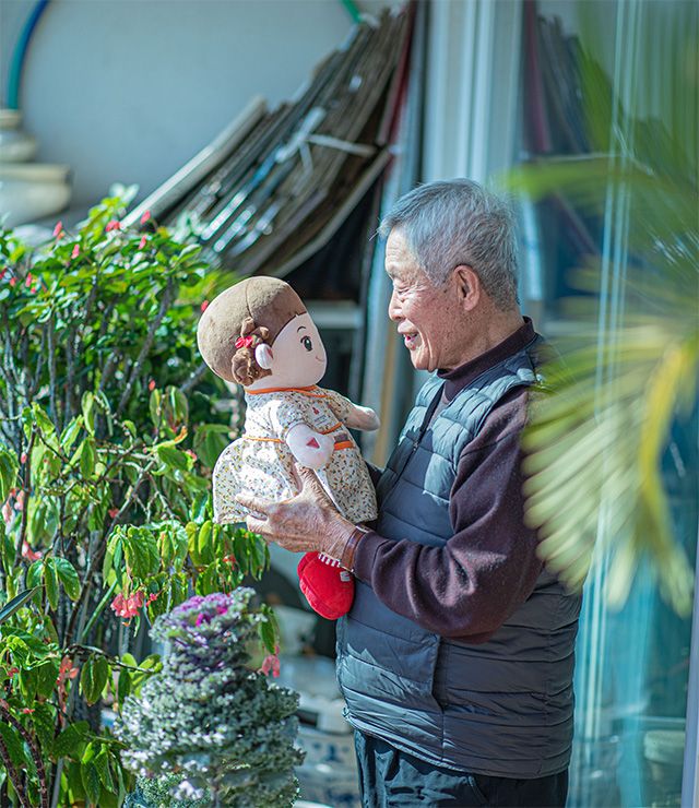 혼자 사는 어르신이 효돌과 눈을 맞추며 대화하는 모습. 정서적 교감이 시작되는 순간이다. /사진 제공=㈜효돌