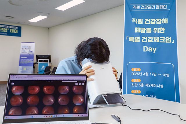 강릉아산병원 직원이 안저카메라 옵티나 제네시스(OPTiNA Genesis)를 통해 안저 검사를 시행받고 있다. /사진 제공=대웅제약