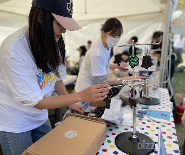 제15회 아이소리축제의 커피박 키링 만들기 부스 