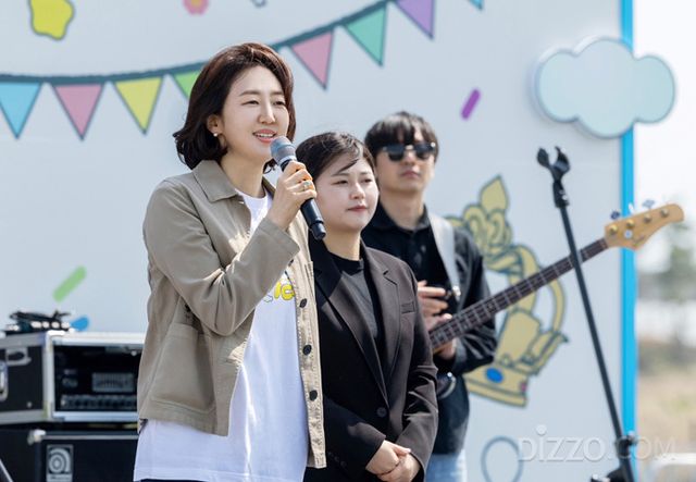 지난 26일 인천 영종도 파라다이스시티에서 열린 ‘제15회 아이소리축제’ 오프닝 행사에서 최윤정 파라다이스복지재단 이사장이 무대에 올라 환영 인사를 하고 있다.(커피 찌꺼기)을 활용한 업사이클링 키링을 만들고 있다.(사진제공=파라다이스복지재단) 