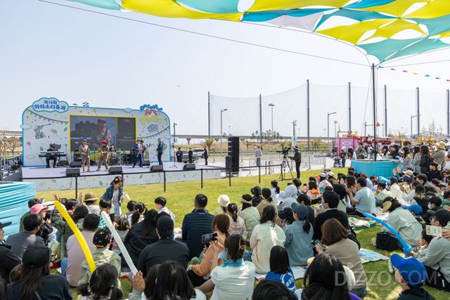 제15회 아이소리축제에서 브라스 밴드 '킹스턴 루디스카'의 공연을 즐기는 모습 