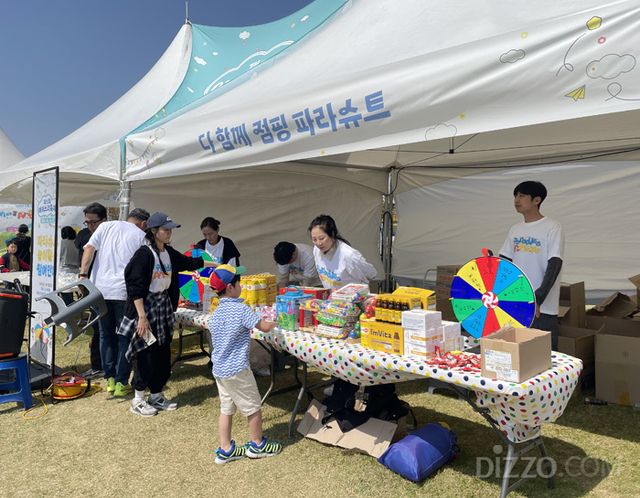 제15회 아이소리축제의 점핑 파라슈트 부스 