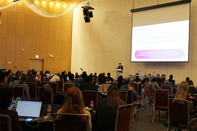 2025 세계골관절염학회(OARSI)에서 서대근 경희대학교병원 정형외과 교수가 강스템바이오텍의 골관절염 치료제 ‘오스카(OSCA)’ 임상 1상 결과 데이터를 발표하고 있다. /사진 제공=강스템바이오텍